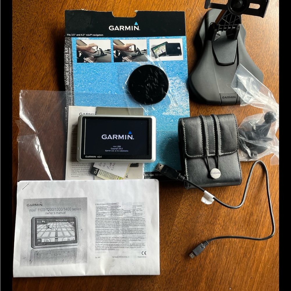 Garmin nüvi 1300LM GPS Navigator 4.3" Screen Complete W/ Car Mount Carry Kit